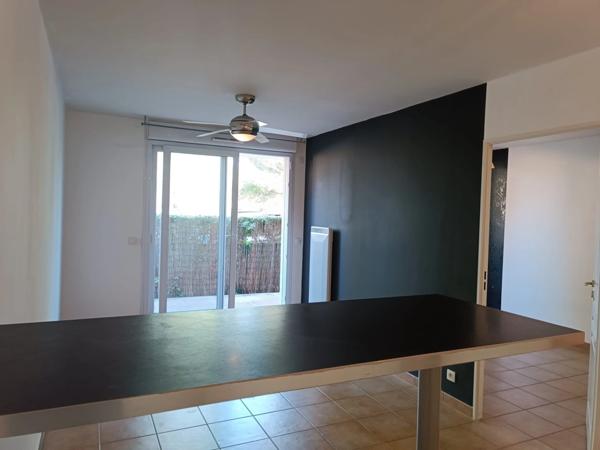 Dpt Bouches du Rhône (13), à louer MARSEILLE 11EME ARRONDISSEMENT appartement T2 de 36,09 m² avec terrasse