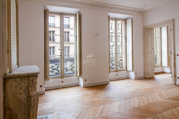 Versailles Notre-Dame Paroisse - Appartement 5 pièces 132 m² carrez situé au 1er étage avec cave et accès à un jardin collectif 1 215 000 € **  - Référence  28222