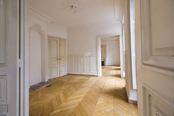 Versailles Notre-Dame Paroisse - Appartement 5 pièces 132 m² carrez situé au 1er étage avec cave et accès à un jardin collectif 1 215 000 € **  - Référence  28222