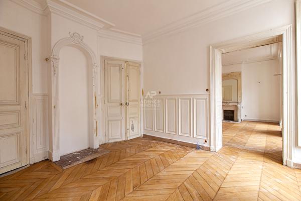 Versailles Notre-Dame Paroisse - Appartement 5 pièces 132 m² carrez situé au 1er étage avec cave et accès à un jardin collectif 1 215 000 € **  - Référence  28222