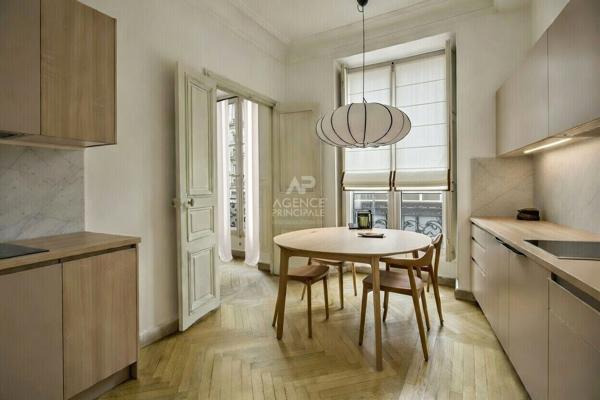 Versailles Notre-Dame Paroisse - Appartement 5 pièces 132 m² carrez situé au 1er étage avec cave et accès à un jardin collectif 1 215 000 € **  - Référence  28222