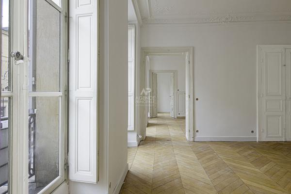 Versailles Notre-Dame Paroisse - Appartement 5 pièces 132 m² carrez situé au 1er étage avec cave et accès à un jardin collectif 1 215 000 € **  - Référence  28222