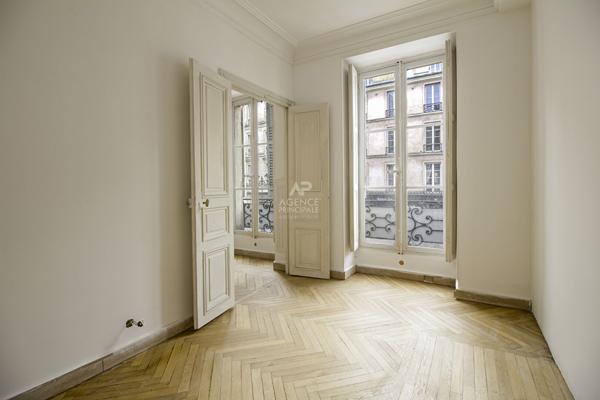 Versailles Notre-Dame Paroisse - Appartement 5 pièces 132 m² carrez situé au 1er étage avec cave et accès à un jardin collectif 1 215 000 € **  - Référence  28222