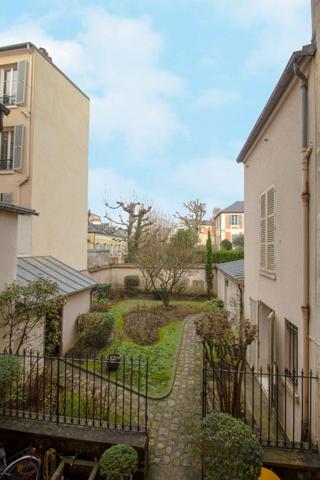 Versailles Notre-Dame Paroisse - Appartement 5 pièces 132 m² carrez situé au 1er étage avec cave et accès à un jardin collectif 1 215 000 € **  - Référence  28222