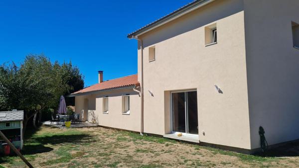 MARLHES 42660 secteur paisible à deux pas du centre du village et des commodités villa 170m² habitables 4 chambres sur 802m² de terrain