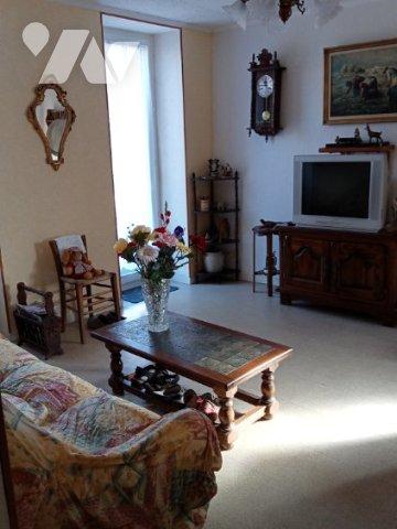 Appartement situé  au premier étage d'un bâtiment de deux étages,