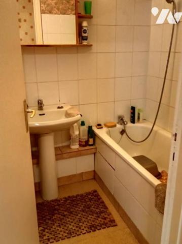 Appartement situé  au premier étage d'un bâtiment de deux étages,