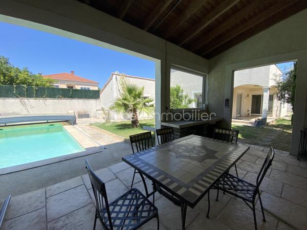 ** VISITE VIRTUELLE SUR DEMANDE**

Montélimar, dans un environnement calme et sans aucun vis-à-vis, découvrez cette superbe maison contemporaine de 2012, développant 126 m² habitables sur un terrain clos et soigneusement aménagé d'environ 530 m².

Dès l'entrée, vous serez conquis par sa magnifique pièce de vie de plus de 60 m², baignée de lumière, où la cuisine ouverte s'intègre parfaitement au salon-séjour. Un espace chaleureux et convivial, idéal pour partager de beaux moments en famille ou entre amis.

L'espace nuit comprend 4 chambres dont 1 en RDC, une grande salle de bains équipée d'une douche et d'une baignoire, ainsi que de nombreux rangements pensés pour le confort du quotidien.

À l'extérieur, tout est réuni pour profiter pleinement des beaux jours : une piscine de 7,5 x 3,6 m, un jacuzzi abrité, ainsi qu'un pool house avec cuisine d'été, véritable prolongement de la maison pour vos repas et soirées estivales.

Les annexes offrent également de belles prestations avec un garage d'environ 40 m² comprenant un espace atelier, complété par un carport et d'une grande cour à l'avant de la maison..

Pensée pour conjuguer confort et économies d'énergie, cette maison est équipée de :

Panneaux solaires
Pompe à chaleur et climatisation réversible
Forage
Arrosage automatique

Son emplacement est un véritable atout : vous profitez d'un cadre de vie paisible tout en restant à proximité immédiate de l'accès à la N7, facilitant vos déplacements quotidiens.

Une maison lumineuse, parfaitement entretenue, où il ne reste plus qu'à poser vos valises. Une visite vous permettra d'en apprécier tout le potentiel.