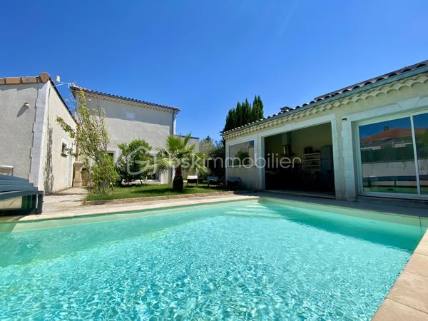 ** VISITE VIRTUELLE SUR DEMANDE**

Montélimar, dans un environnement calme et sans aucun vis-à-vis, découvrez cette superbe maison contemporaine de 2012, développant 126 m² habitables sur un terrain clos et soigneusement aménagé d'environ 530 m².

Dès l'entrée, vous serez conquis par sa magnifique pièce de vie de plus de 60 m², baignée de lumière, où la cuisine ouverte s'intègre parfaitement au salon-séjour. Un espace chaleureux et convivial, idéal pour partager de beaux moments en famille ou entre amis.

L'espace nuit comprend 4 chambres dont 1 en RDC, une grande salle de bains équipée d'une douche et d'une baignoire, ainsi que de nombreux rangements pensés pour le confort du quotidien.

À l'extérieur, tout est réuni pour profiter pleinement des beaux jours : une piscine de 7,5 x 3,6 m, un jacuzzi abrité, ainsi qu'un pool house avec cuisine d'été, véritable prolongement de la maison pour vos repas et soirées estivales.

Les annexes offrent également de belles prestations avec un garage d'environ 40 m² comprenant un espace atelier, complété par un carport et d'une grande cour à l'avant de la maison..

Pensée pour conjuguer confort et économies d'énergie, cette maison est équipée de :

Panneaux solaires
Pompe à chaleur et climatisation réversible
Forage
Arrosage automatique

Son emplacement est un véritable atout : vous profitez d'un cadre de vie paisible tout en restant à proximité immédiate de l'accès à la N7, facilitant vos déplacements quotidiens.

Une maison lumineuse, parfaitement entretenue, où il ne reste plus qu'à poser vos valises. Une visite vous permettra d'en apprécier tout le potentiel.
