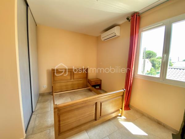 ** VISITE VIRTUELLE SUR DEMANDE**

Montélimar, dans un environnement calme et sans aucun vis-à-vis, découvrez cette superbe maison contemporaine de 2012, développant 126 m² habitables sur un terrain clos et soigneusement aménagé d'environ 530 m².

Dès l'entrée, vous serez conquis par sa magnifique pièce de vie de plus de 60 m², baignée de lumière, où la cuisine ouverte s'intègre parfaitement au salon-séjour. Un espace chaleureux et convivial, idéal pour partager de beaux moments en famille ou entre amis.

L'espace nuit comprend 4 chambres dont 1 en RDC, une grande salle de bains équipée d'une douche et d'une baignoire, ainsi que de nombreux rangements pensés pour le confort du quotidien.

À l'extérieur, tout est réuni pour profiter pleinement des beaux jours : une piscine de 7,5 x 3,6 m, un jacuzzi abrité, ainsi qu'un pool house avec cuisine d'été, véritable prolongement de la maison pour vos repas et soirées estivales.

Les annexes offrent également de belles prestations avec un garage d'environ 40 m² comprenant un espace atelier, complété par un carport et d'une grande cour à l'avant de la maison..

Pensée pour conjuguer confort et économies d'énergie, cette maison est équipée de :

Panneaux solaires
Pompe à chaleur et climatisation réversible
Forage
Arrosage automatique

Son emplacement est un véritable atout : vous profitez d'un cadre de vie paisible tout en restant à proximité immédiate de l'accès à la N7, facilitant vos déplacements quotidiens.

Une maison lumineuse, parfaitement entretenue, où il ne reste plus qu'à poser vos valises. Une visite vous permettra d'en apprécier tout le potentiel.