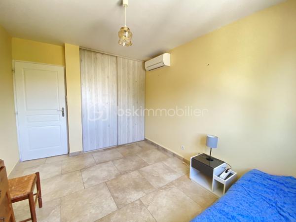 ** VISITE VIRTUELLE SUR DEMANDE**

Montélimar, dans un environnement calme et sans aucun vis-à-vis, découvrez cette superbe maison contemporaine de 2012, développant 126 m² habitables sur un terrain clos et soigneusement aménagé d'environ 530 m².

Dès l'entrée, vous serez conquis par sa magnifique pièce de vie de plus de 60 m², baignée de lumière, où la cuisine ouverte s'intègre parfaitement au salon-séjour. Un espace chaleureux et convivial, idéal pour partager de beaux moments en famille ou entre amis.

L'espace nuit comprend 4 chambres dont 1 en RDC, une grande salle de bains équipée d'une douche et d'une baignoire, ainsi que de nombreux rangements pensés pour le confort du quotidien.

À l'extérieur, tout est réuni pour profiter pleinement des beaux jours : une piscine de 7,5 x 3,6 m, un jacuzzi abrité, ainsi qu'un pool house avec cuisine d'été, véritable prolongement de la maison pour vos repas et soirées estivales.

Les annexes offrent également de belles prestations avec un garage d'environ 40 m² comprenant un espace atelier, complété par un carport et d'une grande cour à l'avant de la maison..

Pensée pour conjuguer confort et économies d'énergie, cette maison est équipée de :

Panneaux solaires
Pompe à chaleur et climatisation réversible
Forage
Arrosage automatique

Son emplacement est un véritable atout : vous profitez d'un cadre de vie paisible tout en restant à proximité immédiate de l'accès à la N7, facilitant vos déplacements quotidiens.

Une maison lumineuse, parfaitement entretenue, où il ne reste plus qu'à poser vos valises. Une visite vous permettra d'en apprécier tout le potentiel.