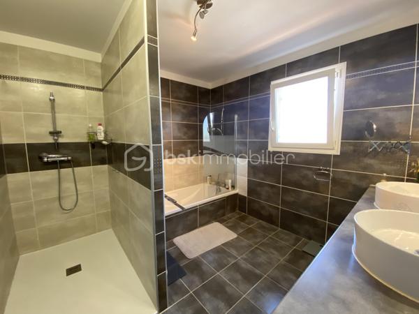 ** VISITE VIRTUELLE SUR DEMANDE**

Montélimar, dans un environnement calme et sans aucun vis-à-vis, découvrez cette superbe maison contemporaine de 2012, développant 126 m² habitables sur un terrain clos et soigneusement aménagé d'environ 530 m².

Dès l'entrée, vous serez conquis par sa magnifique pièce de vie de plus de 60 m², baignée de lumière, où la cuisine ouverte s'intègre parfaitement au salon-séjour. Un espace chaleureux et convivial, idéal pour partager de beaux moments en famille ou entre amis.

L'espace nuit comprend 4 chambres dont 1 en RDC, une grande salle de bains équipée d'une douche et d'une baignoire, ainsi que de nombreux rangements pensés pour le confort du quotidien.

À l'extérieur, tout est réuni pour profiter pleinement des beaux jours : une piscine de 7,5 x 3,6 m, un jacuzzi abrité, ainsi qu'un pool house avec cuisine d'été, véritable prolongement de la maison pour vos repas et soirées estivales.

Les annexes offrent également de belles prestations avec un garage d'environ 40 m² comprenant un espace atelier, complété par un carport et d'une grande cour à l'avant de la maison..

Pensée pour conjuguer confort et économies d'énergie, cette maison est équipée de :

Panneaux solaires
Pompe à chaleur et climatisation réversible
Forage
Arrosage automatique

Son emplacement est un véritable atout : vous profitez d'un cadre de vie paisible tout en restant à proximité immédiate de l'accès à la N7, facilitant vos déplacements quotidiens.

Une maison lumineuse, parfaitement entretenue, où il ne reste plus qu'à poser vos valises. Une visite vous permettra d'en apprécier tout le potentiel.