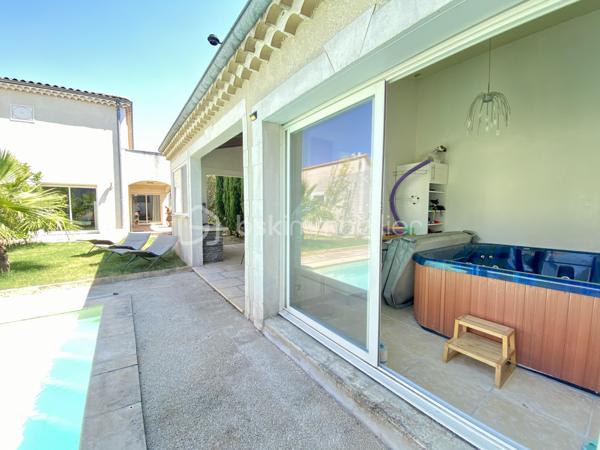 ** VISITE VIRTUELLE SUR DEMANDE**

Montélimar, dans un environnement calme et sans aucun vis-à-vis, découvrez cette superbe maison contemporaine de 2012, développant 126 m² habitables sur un terrain clos et soigneusement aménagé d'environ 530 m².

Dès l'entrée, vous serez conquis par sa magnifique pièce de vie de plus de 60 m², baignée de lumière, où la cuisine ouverte s'intègre parfaitement au salon-séjour. Un espace chaleureux et convivial, idéal pour partager de beaux moments en famille ou entre amis.

L'espace nuit comprend 4 chambres dont 1 en RDC, une grande salle de bains équipée d'une douche et d'une baignoire, ainsi que de nombreux rangements pensés pour le confort du quotidien.

À l'extérieur, tout est réuni pour profiter pleinement des beaux jours : une piscine de 7,5 x 3,6 m, un jacuzzi abrité, ainsi qu'un pool house avec cuisine d'été, véritable prolongement de la maison pour vos repas et soirées estivales.

Les annexes offrent également de belles prestations avec un garage d'environ 40 m² comprenant un espace atelier, complété par un carport et d'une grande cour à l'avant de la maison..

Pensée pour conjuguer confort et économies d'énergie, cette maison est équipée de :

Panneaux solaires
Pompe à chaleur et climatisation réversible
Forage
Arrosage automatique

Son emplacement est un véritable atout : vous profitez d'un cadre de vie paisible tout en restant à proximité immédiate de l'accès à la N7, facilitant vos déplacements quotidiens.

Une maison lumineuse, parfaitement entretenue, où il ne reste plus qu'à poser vos valises. Une visite vous permettra d'en apprécier tout le potentiel.