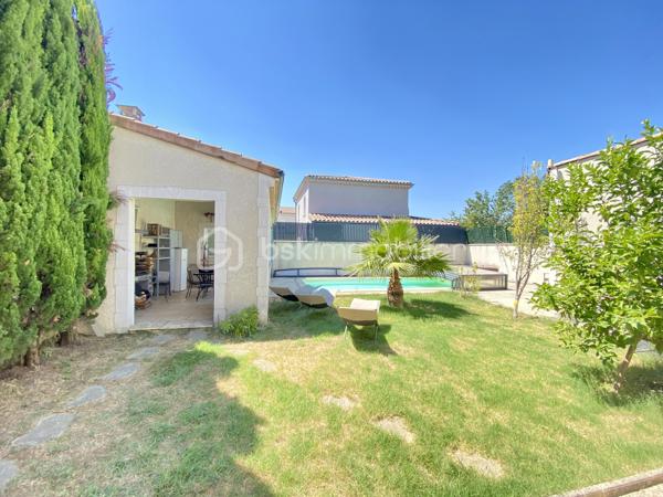 ** VISITE VIRTUELLE SUR DEMANDE**

Montélimar, dans un environnement calme et sans aucun vis-à-vis, découvrez cette superbe maison contemporaine de 2012, développant 126 m² habitables sur un terrain clos et soigneusement aménagé d'environ 530 m².

Dès l'entrée, vous serez conquis par sa magnifique pièce de vie de plus de 60 m², baignée de lumière, où la cuisine ouverte s'intègre parfaitement au salon-séjour. Un espace chaleureux et convivial, idéal pour partager de beaux moments en famille ou entre amis.

L'espace nuit comprend 4 chambres dont 1 en RDC, une grande salle de bains équipée d'une douche et d'une baignoire, ainsi que de nombreux rangements pensés pour le confort du quotidien.

À l'extérieur, tout est réuni pour profiter pleinement des beaux jours : une piscine de 7,5 x 3,6 m, un jacuzzi abrité, ainsi qu'un pool house avec cuisine d'été, véritable prolongement de la maison pour vos repas et soirées estivales.

Les annexes offrent également de belles prestations avec un garage d'environ 40 m² comprenant un espace atelier, complété par un carport et d'une grande cour à l'avant de la maison..

Pensée pour conjuguer confort et économies d'énergie, cette maison est équipée de :

Panneaux solaires
Pompe à chaleur et climatisation réversible
Forage
Arrosage automatique

Son emplacement est un véritable atout : vous profitez d'un cadre de vie paisible tout en restant à proximité immédiate de l'accès à la N7, facilitant vos déplacements quotidiens.

Une maison lumineuse, parfaitement entretenue, où il ne reste plus qu'à poser vos valises. Une visite vous permettra d'en apprécier tout le potentiel.