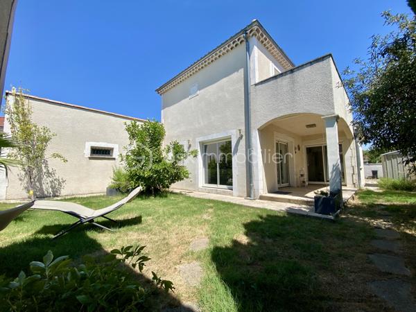 ** VISITE VIRTUELLE SUR DEMANDE**

Montélimar, dans un environnement calme et sans aucun vis-à-vis, découvrez cette superbe maison contemporaine de 2012, développant 126 m² habitables sur un terrain clos et soigneusement aménagé d'environ 530 m².

Dès l'entrée, vous serez conquis par sa magnifique pièce de vie de plus de 60 m², baignée de lumière, où la cuisine ouverte s'intègre parfaitement au salon-séjour. Un espace chaleureux et convivial, idéal pour partager de beaux moments en famille ou entre amis.

L'espace nuit comprend 4 chambres dont 1 en RDC, une grande salle de bains équipée d'une douche et d'une baignoire, ainsi que de nombreux rangements pensés pour le confort du quotidien.

À l'extérieur, tout est réuni pour profiter pleinement des beaux jours : une piscine de 7,5 x 3,6 m, un jacuzzi abrité, ainsi qu'un pool house avec cuisine d'été, véritable prolongement de la maison pour vos repas et soirées estivales.

Les annexes offrent également de belles prestations avec un garage d'environ 40 m² comprenant un espace atelier, complété par un carport et d'une grande cour à l'avant de la maison..

Pensée pour conjuguer confort et économies d'énergie, cette maison est équipée de :

Panneaux solaires
Pompe à chaleur et climatisation réversible
Forage
Arrosage automatique

Son emplacement est un véritable atout : vous profitez d'un cadre de vie paisible tout en restant à proximité immédiate de l'accès à la N7, facilitant vos déplacements quotidiens.

Une maison lumineuse, parfaitement entretenue, où il ne reste plus qu'à poser vos valises. Une visite vous permettra d'en apprécier tout le potentiel.