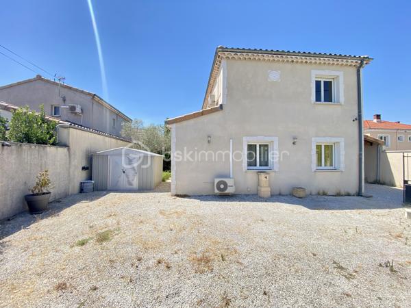 ** VISITE VIRTUELLE SUR DEMANDE**

Montélimar, dans un environnement calme et sans aucun vis-à-vis, découvrez cette superbe maison contemporaine de 2012, développant 126 m² habitables sur un terrain clos et soigneusement aménagé d'environ 530 m².

Dès l'entrée, vous serez conquis par sa magnifique pièce de vie de plus de 60 m², baignée de lumière, où la cuisine ouverte s'intègre parfaitement au salon-séjour. Un espace chaleureux et convivial, idéal pour partager de beaux moments en famille ou entre amis.

L'espace nuit comprend 4 chambres dont 1 en RDC, une grande salle de bains équipée d'une douche et d'une baignoire, ainsi que de nombreux rangements pensés pour le confort du quotidien.

À l'extérieur, tout est réuni pour profiter pleinement des beaux jours : une piscine de 7,5 x 3,6 m, un jacuzzi abrité, ainsi qu'un pool house avec cuisine d'été, véritable prolongement de la maison pour vos repas et soirées estivales.

Les annexes offrent également de belles prestations avec un garage d'environ 40 m² comprenant un espace atelier, complété par un carport et d'une grande cour à l'avant de la maison..

Pensée pour conjuguer confort et économies d'énergie, cette maison est équipée de :

Panneaux solaires
Pompe à chaleur et climatisation réversible
Forage
Arrosage automatique

Son emplacement est un véritable atout : vous profitez d'un cadre de vie paisible tout en restant à proximité immédiate de l'accès à la N7, facilitant vos déplacements quotidiens.

Une maison lumineuse, parfaitement entretenue, où il ne reste plus qu'à poser vos valises. Une visite vous permettra d'en apprécier tout le potentiel.