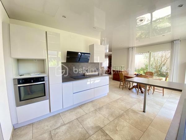 ** VISITE VIRTUELLE SUR DEMANDE**

Montélimar, dans un environnement calme et sans aucun vis-à-vis, découvrez cette superbe maison contemporaine de 2012, développant 126 m² habitables sur un terrain clos et soigneusement aménagé d'environ 530 m².

Dès l'entrée, vous serez conquis par sa magnifique pièce de vie de plus de 60 m², baignée de lumière, où la cuisine ouverte s'intègre parfaitement au salon-séjour. Un espace chaleureux et convivial, idéal pour partager de beaux moments en famille ou entre amis.

L'espace nuit comprend 4 chambres dont 1 en RDC, une grande salle de bains équipée d'une douche et d'une baignoire, ainsi que de nombreux rangements pensés pour le confort du quotidien.

À l'extérieur, tout est réuni pour profiter pleinement des beaux jours : une piscine de 7,5 x 3,6 m, un jacuzzi abrité, ainsi qu'un pool house avec cuisine d'été, véritable prolongement de la maison pour vos repas et soirées estivales.

Les annexes offrent également de belles prestations avec un garage d'environ 40 m² comprenant un espace atelier, complété par un carport et d'une grande cour à l'avant de la maison..

Pensée pour conjuguer confort et économies d'énergie, cette maison est équipée de :

Panneaux solaires
Pompe à chaleur et climatisation réversible
Forage
Arrosage automatique

Son emplacement est un véritable atout : vous profitez d'un cadre de vie paisible tout en restant à proximité immédiate de l'accès à la N7, facilitant vos déplacements quotidiens.

Une maison lumineuse, parfaitement entretenue, où il ne reste plus qu'à poser vos valises. Une visite vous permettra d'en apprécier tout le potentiel.