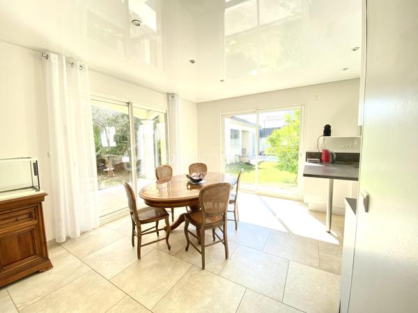 ** VISITE VIRTUELLE SUR DEMANDE**

Montélimar, dans un environnement calme et sans aucun vis-à-vis, découvrez cette superbe maison contemporaine de 2012, développant 126 m² habitables sur un terrain clos et soigneusement aménagé d'environ 530 m².

Dès l'entrée, vous serez conquis par sa magnifique pièce de vie de plus de 60 m², baignée de lumière, où la cuisine ouverte s'intègre parfaitement au salon-séjour. Un espace chaleureux et convivial, idéal pour partager de beaux moments en famille ou entre amis.

L'espace nuit comprend 4 chambres dont 1 en RDC, une grande salle de bains équipée d'une douche et d'une baignoire, ainsi que de nombreux rangements pensés pour le confort du quotidien.

À l'extérieur, tout est réuni pour profiter pleinement des beaux jours : une piscine de 7,5 x 3,6 m, un jacuzzi abrité, ainsi qu'un pool house avec cuisine d'été, véritable prolongement de la maison pour vos repas et soirées estivales.

Les annexes offrent également de belles prestations avec un garage d'environ 40 m² comprenant un espace atelier, complété par un carport et d'une grande cour à l'avant de la maison..

Pensée pour conjuguer confort et économies d'énergie, cette maison est équipée de :

Panneaux solaires
Pompe à chaleur et climatisation réversible
Forage
Arrosage automatique

Son emplacement est un véritable atout : vous profitez d'un cadre de vie paisible tout en restant à proximité immédiate de l'accès à la N7, facilitant vos déplacements quotidiens.

Une maison lumineuse, parfaitement entretenue, où il ne reste plus qu'à poser vos valises. Une visite vous permettra d'en apprécier tout le potentiel.