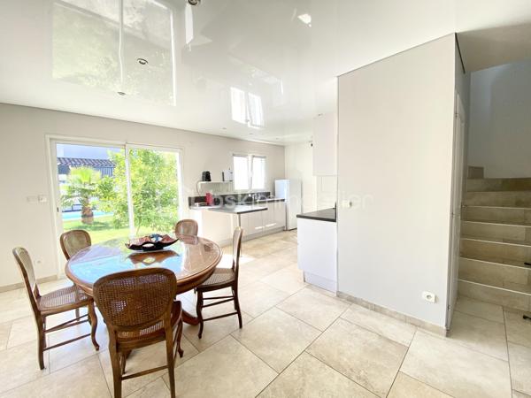 ** VISITE VIRTUELLE SUR DEMANDE**

Montélimar, dans un environnement calme et sans aucun vis-à-vis, découvrez cette superbe maison contemporaine de 2012, développant 126 m² habitables sur un terrain clos et soigneusement aménagé d'environ 530 m².

Dès l'entrée, vous serez conquis par sa magnifique pièce de vie de plus de 60 m², baignée de lumière, où la cuisine ouverte s'intègre parfaitement au salon-séjour. Un espace chaleureux et convivial, idéal pour partager de beaux moments en famille ou entre amis.

L'espace nuit comprend 4 chambres dont 1 en RDC, une grande salle de bains équipée d'une douche et d'une baignoire, ainsi que de nombreux rangements pensés pour le confort du quotidien.

À l'extérieur, tout est réuni pour profiter pleinement des beaux jours : une piscine de 7,5 x 3,6 m, un jacuzzi abrité, ainsi qu'un pool house avec cuisine d'été, véritable prolongement de la maison pour vos repas et soirées estivales.

Les annexes offrent également de belles prestations avec un garage d'environ 40 m² comprenant un espace atelier, complété par un carport et d'une grande cour à l'avant de la maison..

Pensée pour conjuguer confort et économies d'énergie, cette maison est équipée de :

Panneaux solaires
Pompe à chaleur et climatisation réversible
Forage
Arrosage automatique

Son emplacement est un véritable atout : vous profitez d'un cadre de vie paisible tout en restant à proximité immédiate de l'accès à la N7, facilitant vos déplacements quotidiens.

Une maison lumineuse, parfaitement entretenue, où il ne reste plus qu'à poser vos valises. Une visite vous permettra d'en apprécier tout le potentiel.