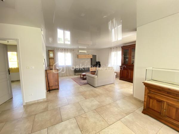 ** VISITE VIRTUELLE SUR DEMANDE**

Montélimar, dans un environnement calme et sans aucun vis-à-vis, découvrez cette superbe maison contemporaine de 2012, développant 126 m² habitables sur un terrain clos et soigneusement aménagé d'environ 530 m².

Dès l'entrée, vous serez conquis par sa magnifique pièce de vie de plus de 60 m², baignée de lumière, où la cuisine ouverte s'intègre parfaitement au salon-séjour. Un espace chaleureux et convivial, idéal pour partager de beaux moments en famille ou entre amis.

L'espace nuit comprend 4 chambres dont 1 en RDC, une grande salle de bains équipée d'une douche et d'une baignoire, ainsi que de nombreux rangements pensés pour le confort du quotidien.

À l'extérieur, tout est réuni pour profiter pleinement des beaux jours : une piscine de 7,5 x 3,6 m, un jacuzzi abrité, ainsi qu'un pool house avec cuisine d'été, véritable prolongement de la maison pour vos repas et soirées estivales.

Les annexes offrent également de belles prestations avec un garage d'environ 40 m² comprenant un espace atelier, complété par un carport et d'une grande cour à l'avant de la maison..

Pensée pour conjuguer confort et économies d'énergie, cette maison est équipée de :

Panneaux solaires
Pompe à chaleur et climatisation réversible
Forage
Arrosage automatique

Son emplacement est un véritable atout : vous profitez d'un cadre de vie paisible tout en restant à proximité immédiate de l'accès à la N7, facilitant vos déplacements quotidiens.

Une maison lumineuse, parfaitement entretenue, où il ne reste plus qu'à poser vos valises. Une visite vous permettra d'en apprécier tout le potentiel.