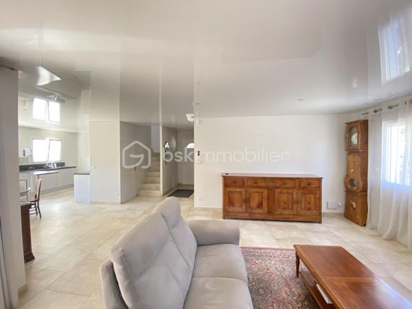 ** VISITE VIRTUELLE SUR DEMANDE**

Montélimar, dans un environnement calme et sans aucun vis-à-vis, découvrez cette superbe maison contemporaine de 2012, développant 126 m² habitables sur un terrain clos et soigneusement aménagé d'environ 530 m².

Dès l'entrée, vous serez conquis par sa magnifique pièce de vie de plus de 60 m², baignée de lumière, où la cuisine ouverte s'intègre parfaitement au salon-séjour. Un espace chaleureux et convivial, idéal pour partager de beaux moments en famille ou entre amis.

L'espace nuit comprend 4 chambres dont 1 en RDC, une grande salle de bains équipée d'une douche et d'une baignoire, ainsi que de nombreux rangements pensés pour le confort du quotidien.

À l'extérieur, tout est réuni pour profiter pleinement des beaux jours : une piscine de 7,5 x 3,6 m, un jacuzzi abrité, ainsi qu'un pool house avec cuisine d'été, véritable prolongement de la maison pour vos repas et soirées estivales.

Les annexes offrent également de belles prestations avec un garage d'environ 40 m² comprenant un espace atelier, complété par un carport et d'une grande cour à l'avant de la maison..

Pensée pour conjuguer confort et économies d'énergie, cette maison est équipée de :

Panneaux solaires
Pompe à chaleur et climatisation réversible
Forage
Arrosage automatique

Son emplacement est un véritable atout : vous profitez d'un cadre de vie paisible tout en restant à proximité immédiate de l'accès à la N7, facilitant vos déplacements quotidiens.

Une maison lumineuse, parfaitement entretenue, où il ne reste plus qu'à poser vos valises. Une visite vous permettra d'en apprécier tout le potentiel.