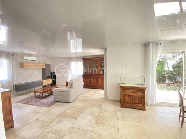 ** VISITE VIRTUELLE SUR DEMANDE**

Montélimar, dans un environnement calme et sans aucun vis-à-vis, découvrez cette superbe maison contemporaine de 2012, développant 126 m² habitables sur un terrain clos et soigneusement aménagé d'environ 530 m².

Dès l'entrée, vous serez conquis par sa magnifique pièce de vie de plus de 60 m², baignée de lumière, où la cuisine ouverte s'intègre parfaitement au salon-séjour. Un espace chaleureux et convivial, idéal pour partager de beaux moments en famille ou entre amis.

L'espace nuit comprend 4 chambres dont 1 en RDC, une grande salle de bains équipée d'une douche et d'une baignoire, ainsi que de nombreux rangements pensés pour le confort du quotidien.

À l'extérieur, tout est réuni pour profiter pleinement des beaux jours : une piscine de 7,5 x 3,6 m, un jacuzzi abrité, ainsi qu'un pool house avec cuisine d'été, véritable prolongement de la maison pour vos repas et soirées estivales.

Les annexes offrent également de belles prestations avec un garage d'environ 40 m² comprenant un espace atelier, complété par un carport et d'une grande cour à l'avant de la maison..

Pensée pour conjuguer confort et économies d'énergie, cette maison est équipée de :

Panneaux solaires
Pompe à chaleur et climatisation réversible
Forage
Arrosage automatique

Son emplacement est un véritable atout : vous profitez d'un cadre de vie paisible tout en restant à proximité immédiate de l'accès à la N7, facilitant vos déplacements quotidiens.

Une maison lumineuse, parfaitement entretenue, où il ne reste plus qu'à poser vos valises. Une visite vous permettra d'en apprécier tout le potentiel.