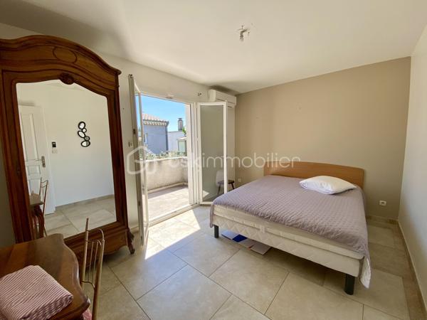 ** VISITE VIRTUELLE SUR DEMANDE**

Montélimar, dans un environnement calme et sans aucun vis-à-vis, découvrez cette superbe maison contemporaine de 2012, développant 126 m² habitables sur un terrain clos et soigneusement aménagé d'environ 530 m².

Dès l'entrée, vous serez conquis par sa magnifique pièce de vie de plus de 60 m², baignée de lumière, où la cuisine ouverte s'intègre parfaitement au salon-séjour. Un espace chaleureux et convivial, idéal pour partager de beaux moments en famille ou entre amis.

L'espace nuit comprend 4 chambres dont 1 en RDC, une grande salle de bains équipée d'une douche et d'une baignoire, ainsi que de nombreux rangements pensés pour le confort du quotidien.

À l'extérieur, tout est réuni pour profiter pleinement des beaux jours : une piscine de 7,5 x 3,6 m, un jacuzzi abrité, ainsi qu'un pool house avec cuisine d'été, véritable prolongement de la maison pour vos repas et soirées estivales.

Les annexes offrent également de belles prestations avec un garage d'environ 40 m² comprenant un espace atelier, complété par un carport et d'une grande cour à l'avant de la maison..

Pensée pour conjuguer confort et économies d'énergie, cette maison est équipée de :

Panneaux solaires
Pompe à chaleur et climatisation réversible
Forage
Arrosage automatique

Son emplacement est un véritable atout : vous profitez d'un cadre de vie paisible tout en restant à proximité immédiate de l'accès à la N7, facilitant vos déplacements quotidiens.

Une maison lumineuse, parfaitement entretenue, où il ne reste plus qu'à poser vos valises. Une visite vous permettra d'en apprécier tout le potentiel.
