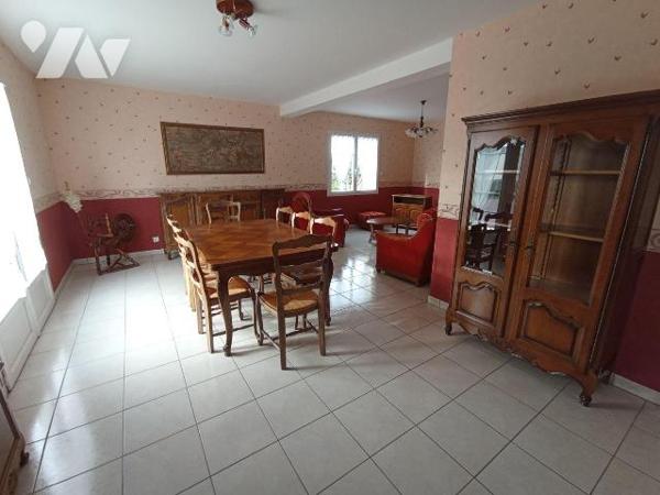 A Saint Germain du Crioult proche de Condé sur Noireau, une maison d'habitation de six pièces p...