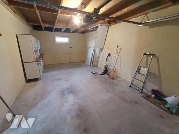 A Saint Germain du Crioult proche de Condé sur Noireau, une maison d'habitation de six pièces p...