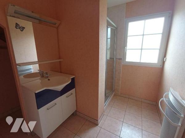 A Saint Germain du Crioult proche de Condé sur Noireau, une maison d'habitation de six pièces p...