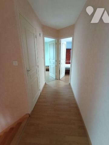 A Saint Germain du Crioult proche de Condé sur Noireau, une maison d'habitation de six pièces p...