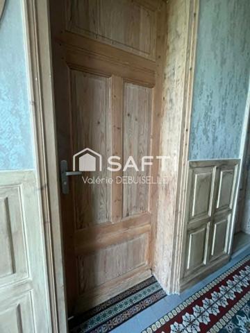 Rare sur le secteur. Une maison qui a traversé le siècle et qui n'attend plus que vos valises.