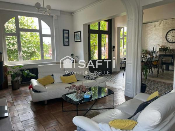 Rare sur le secteur. Une maison qui a traversé le siècle et qui n'attend plus que vos valises.