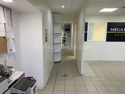 Local commercial 5 à 7 bureaux 1er étage