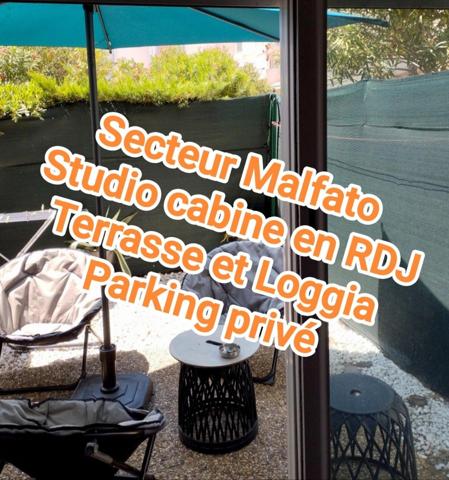 En RDJ appartement avec terrasse et parking privé.