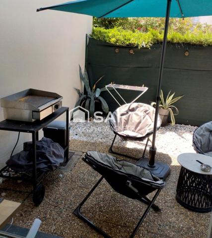 En RDJ appartement avec terrasse et parking privé.