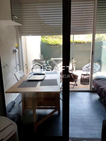 En RDJ appartement avec terrasse et parking privé.
