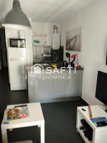 En RDJ appartement avec terrasse et parking privé.