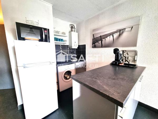 En RDJ appartement avec terrasse et parking privé.