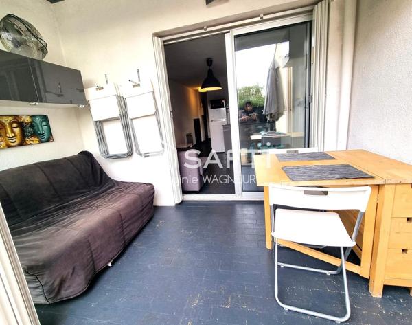 En RDJ appartement avec terrasse et parking privé.