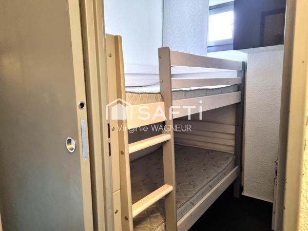 En RDJ appartement avec terrasse et parking privé.