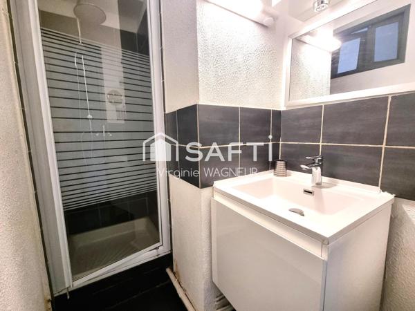 En RDJ appartement avec terrasse et parking privé.
