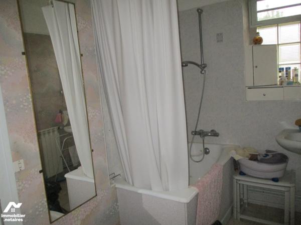 Maison d'habitation mitoyenne sur un côté, proche du centre-ville