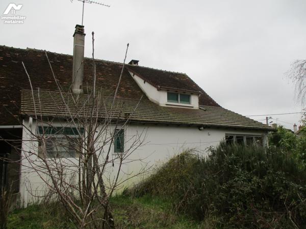 Maison d'habitation mitoyenne sur un côté, proche du centre-ville