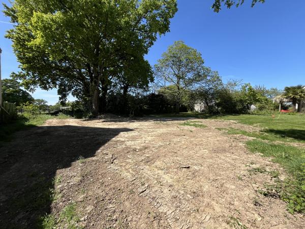 Terrain constructible 596 m² à Vendre SURZUR