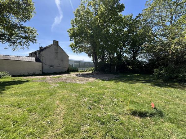Terrain constructible 596 m² à Vendre SURZUR