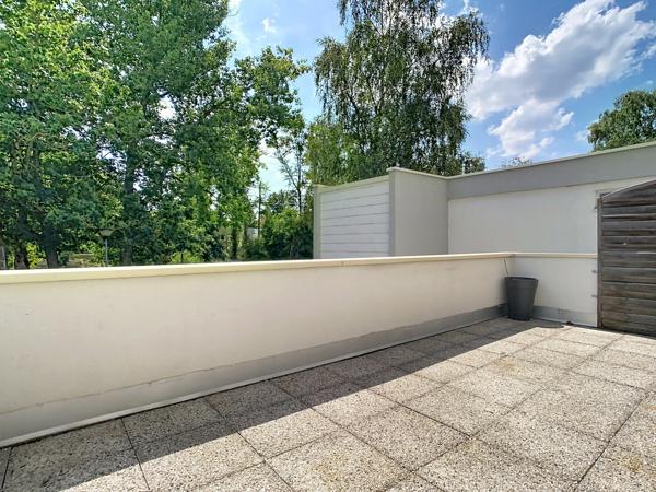 APPARTEMENT EN DUPLEX DANS RESIDENCE SECURISEE, 3 CHAMBRES, TERRASSE, GARAGE. VILLENEUVE D ASCQ