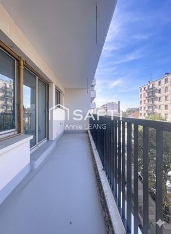 Charmant 4 pièces traversant avec balcon, lumineux et idéalement situé à 7 min du métro Mairie de Montreuil.