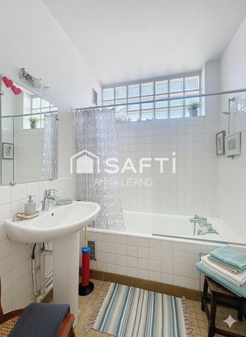 Charmant 4 pièces traversant avec balcon, lumineux et idéalement situé à 7 min du métro Mairie de Montreuil.