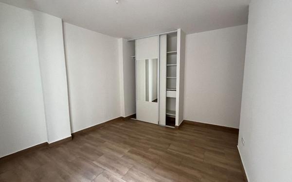 Appartement à louer    3 pièces • 78 m2 Saint-Papoul